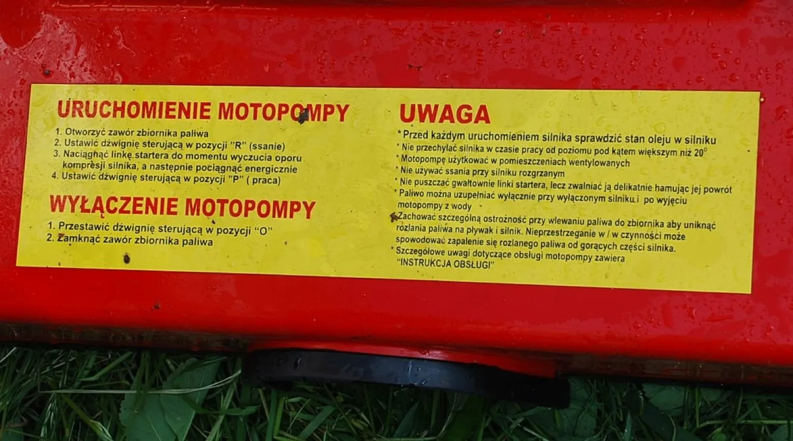 Tabliczka na ramie pompy: „Motopompę użytkować w pomieszczeniach wentylowanych”.